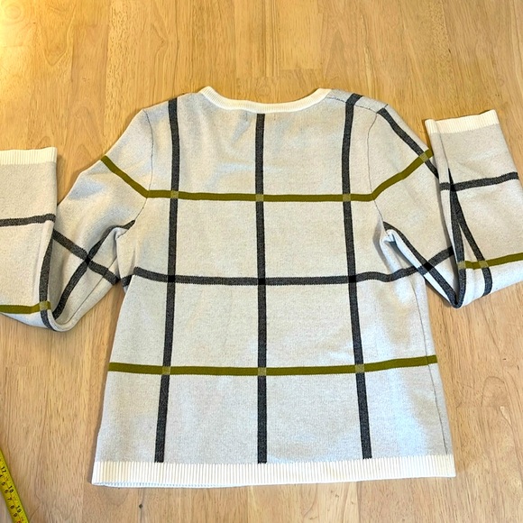 Sweater in Cream and Gray - Picture 6 of 6